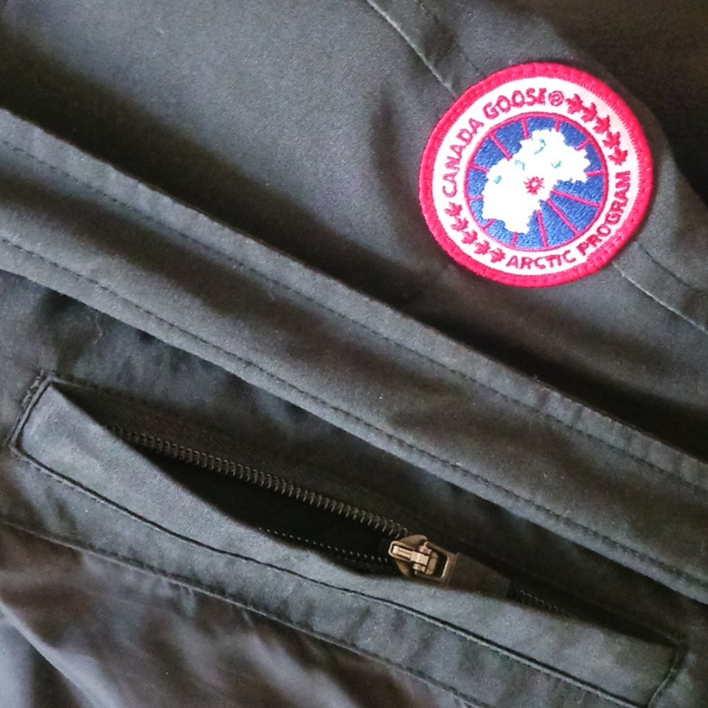 Canada Goose Blk Short Puffer W Hood Jacket. - Picture 14 of 14